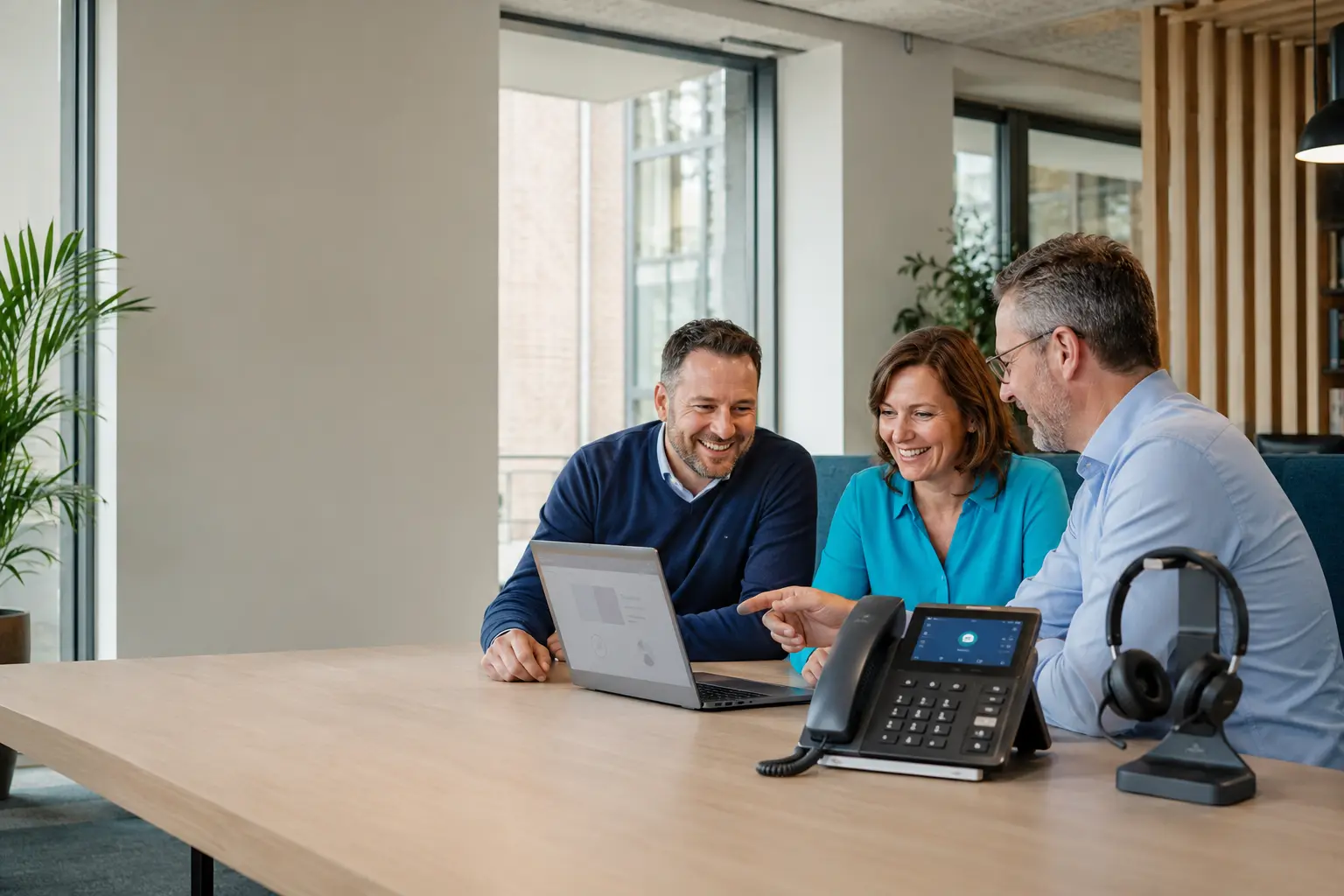 Professionele Vlaamse werkomgeving met IP-telefoon en draadloze headset