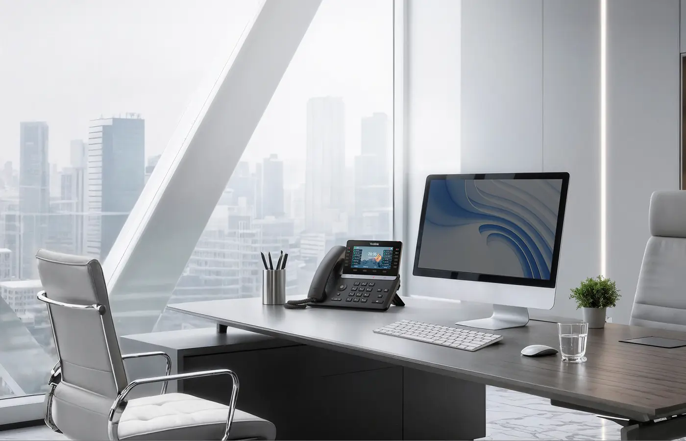 Yealink SIP-T85W op een professionele werkplek